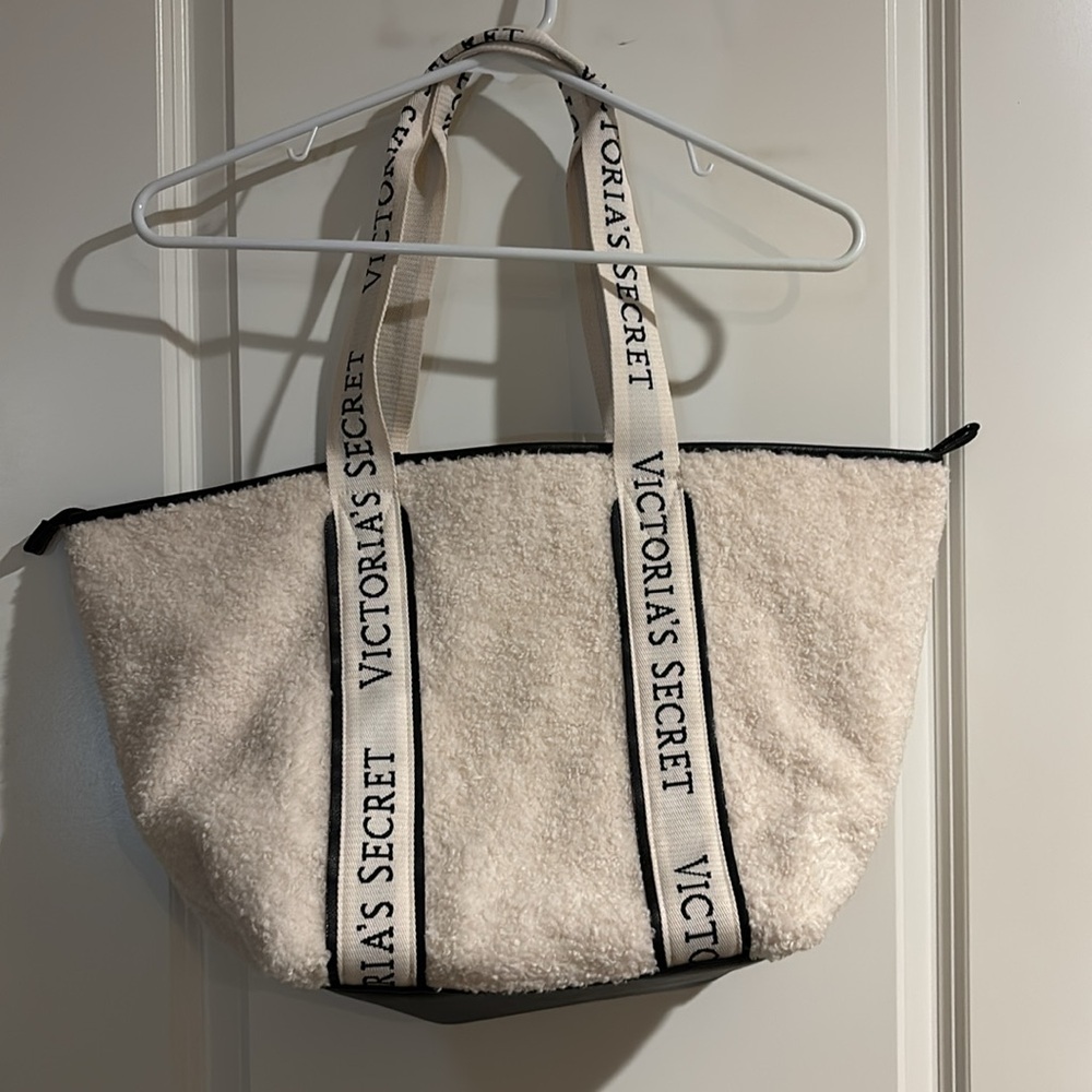 NWOT White fluffy victoria’s secret tote bag - Picture 2 of 3